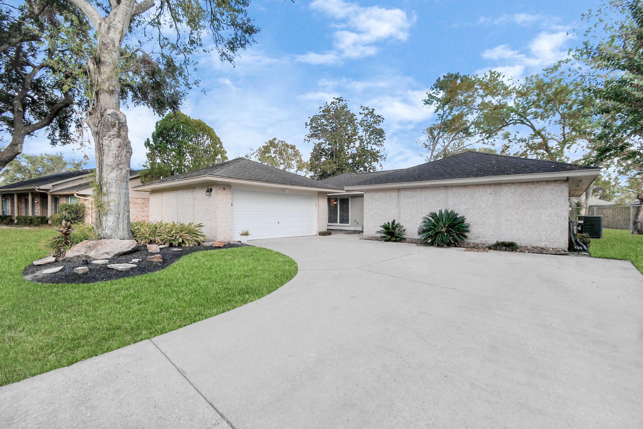 207 W Castle Harbour Drive Friendswood TX 77546