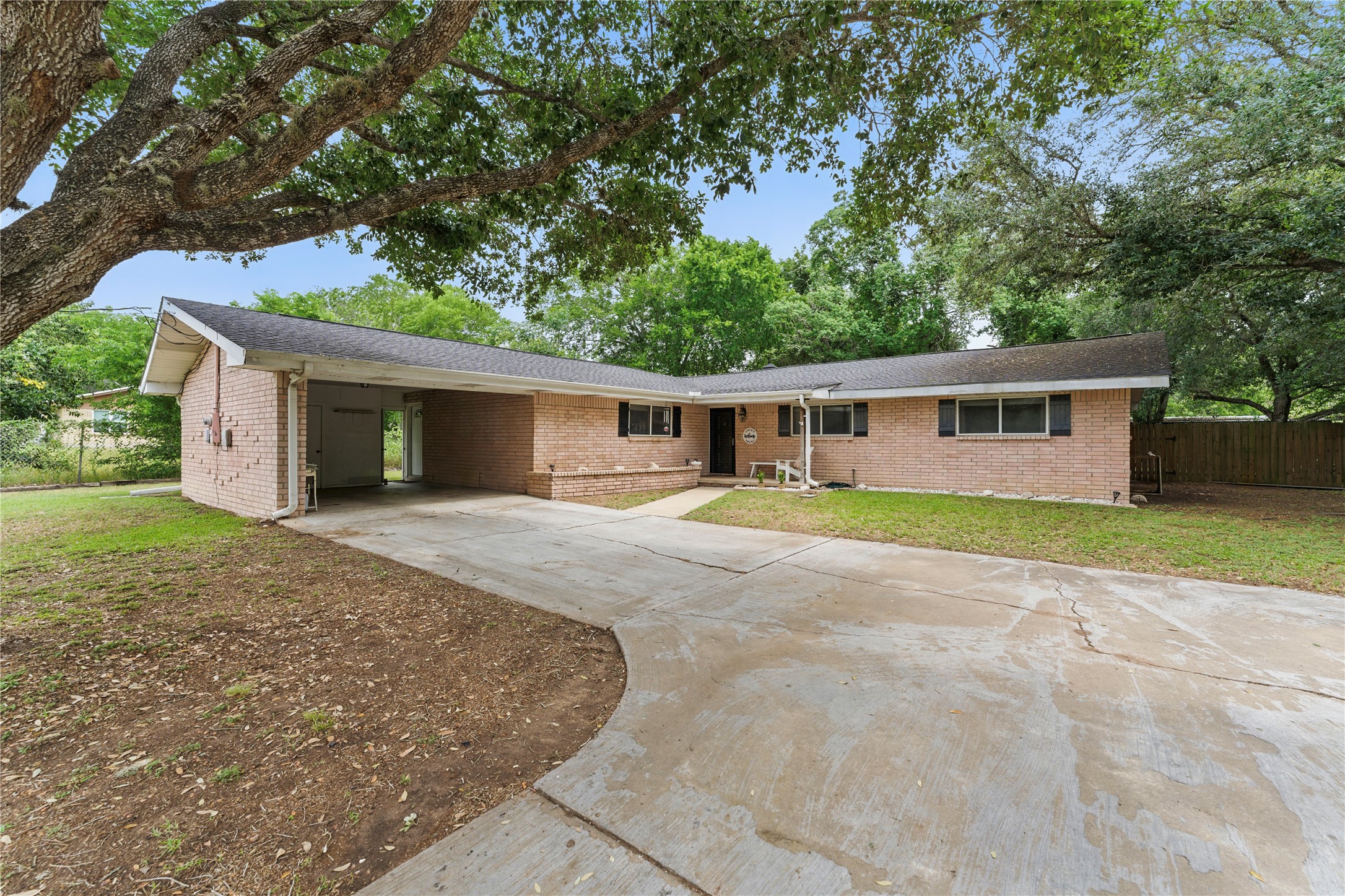 206 Live Oak Street Gonzales TX 78629