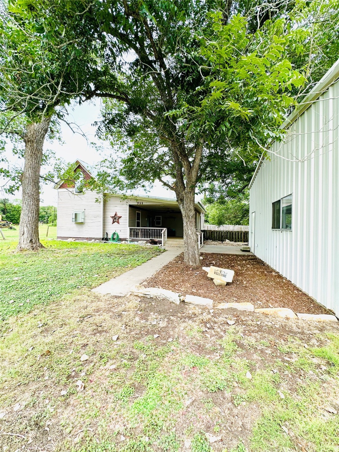 711 S Hackberry Moulton TX 77975