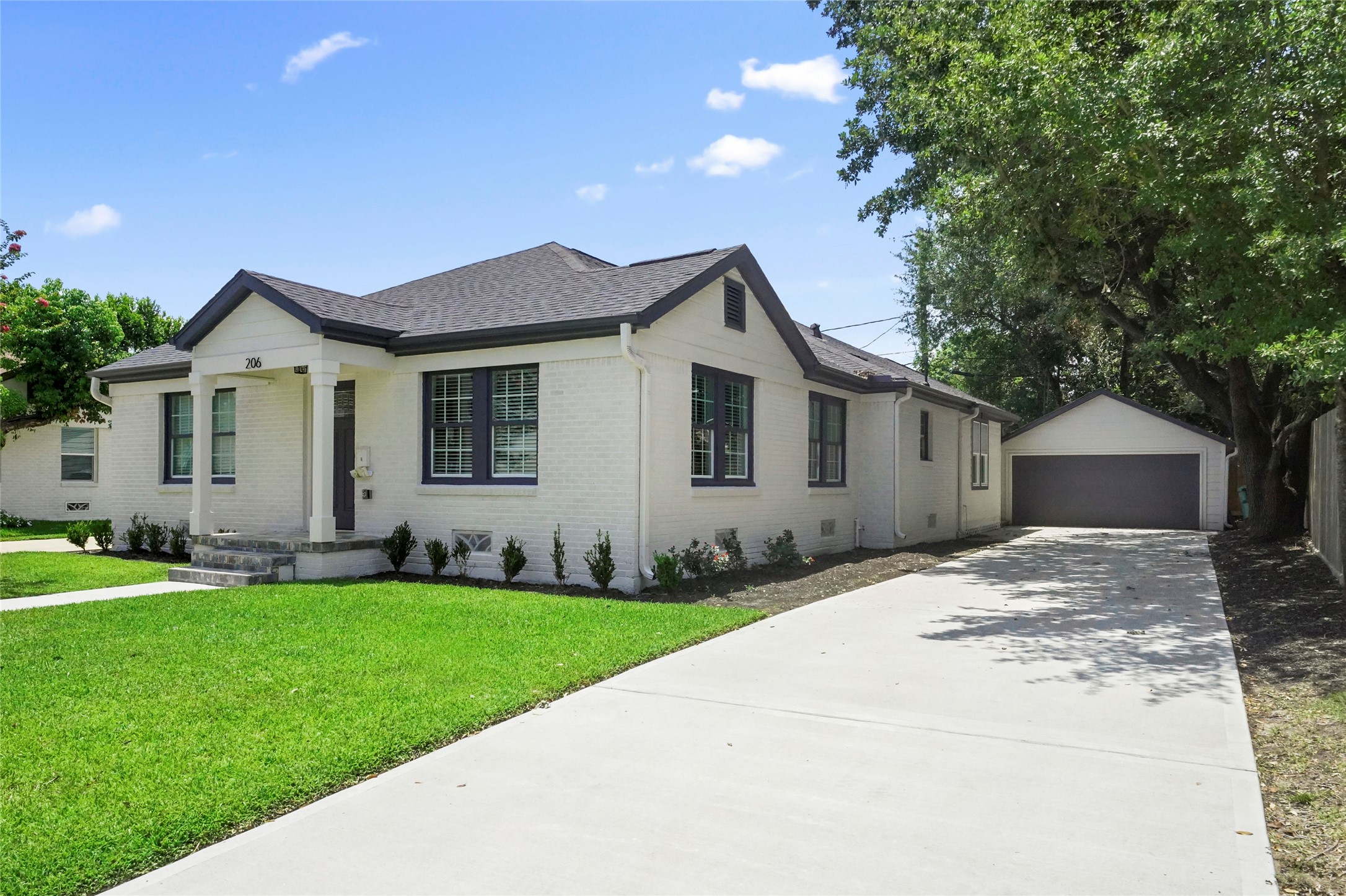206 Avenue Of Oaks Street Houston TX 77009