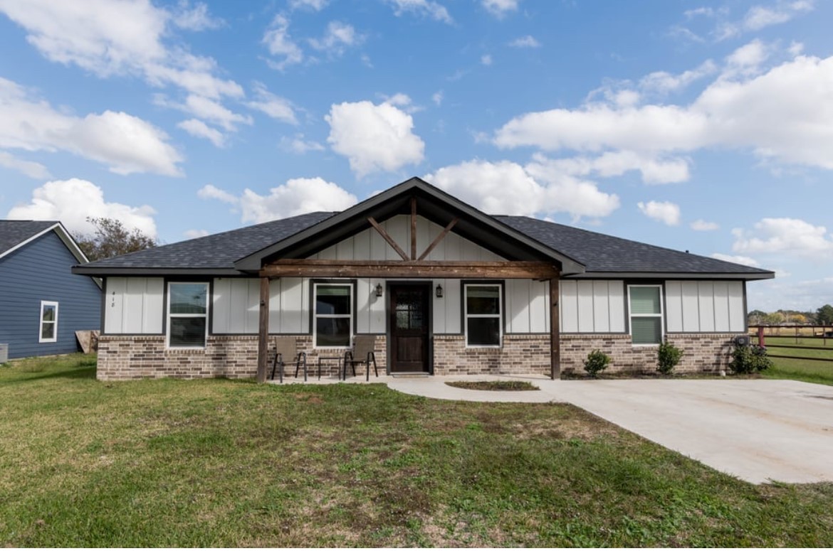 418 East Street East Bernard TX 77435