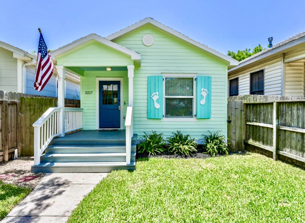 5217 Avenue Q 1/2 Galveston TX 77551