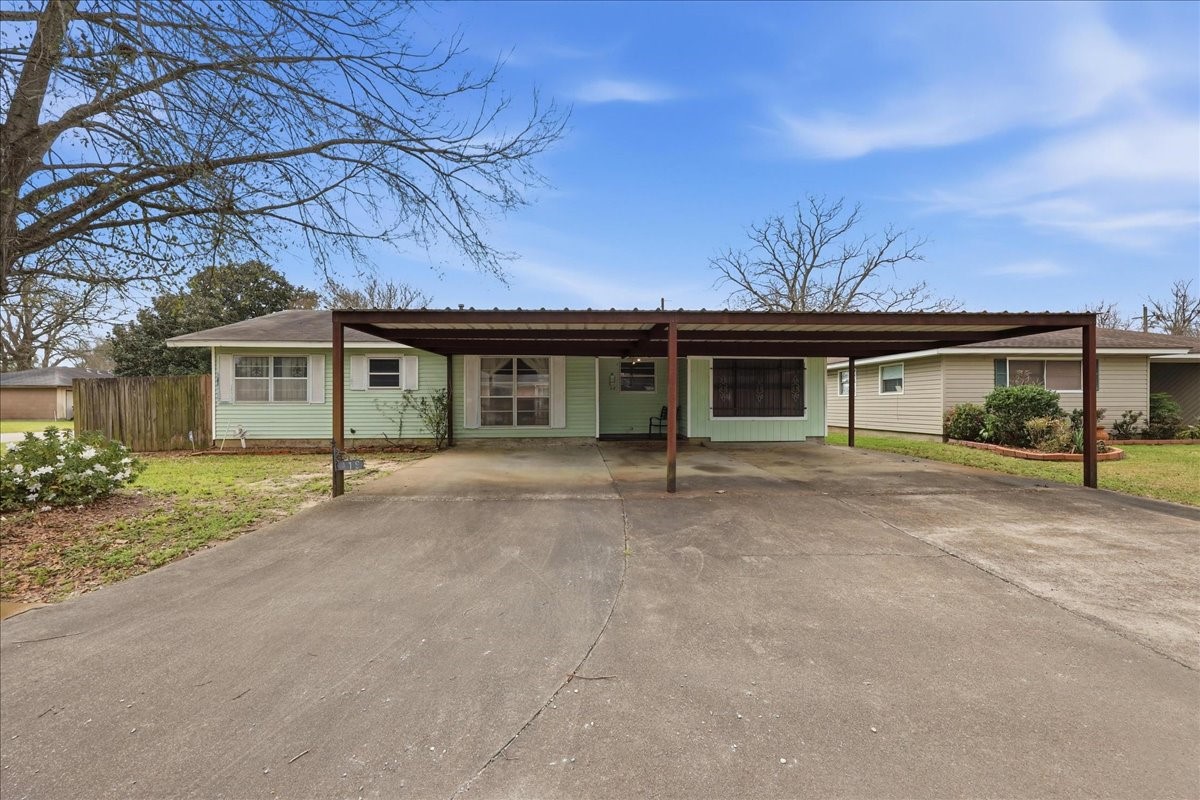 412 S 4th 1/2 Street Nederland TX 77627