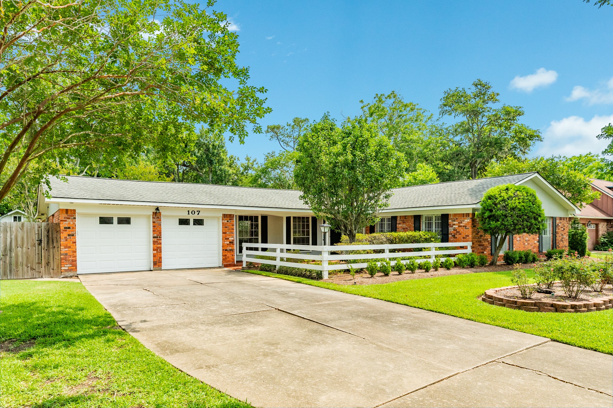 107 Hyacinth Street Lake Jackson TX 77566
