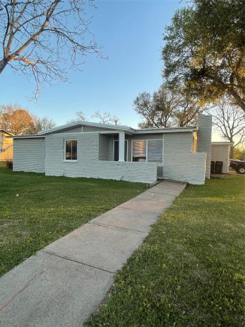 611 Sarah Street Edna TX 77957