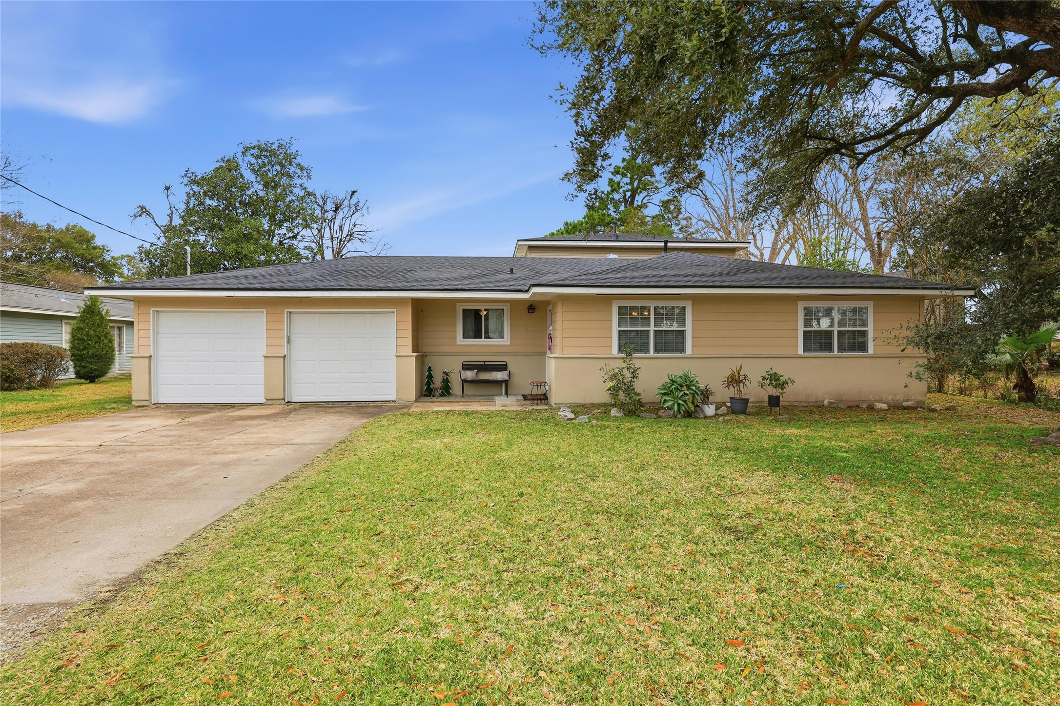 915 S 13th Street Nederland TX 77627