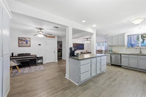 915 S 13th Street Nederland TX 77627