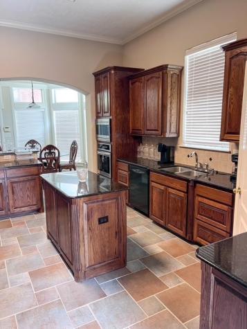 223 N Oak Buna TX 77612