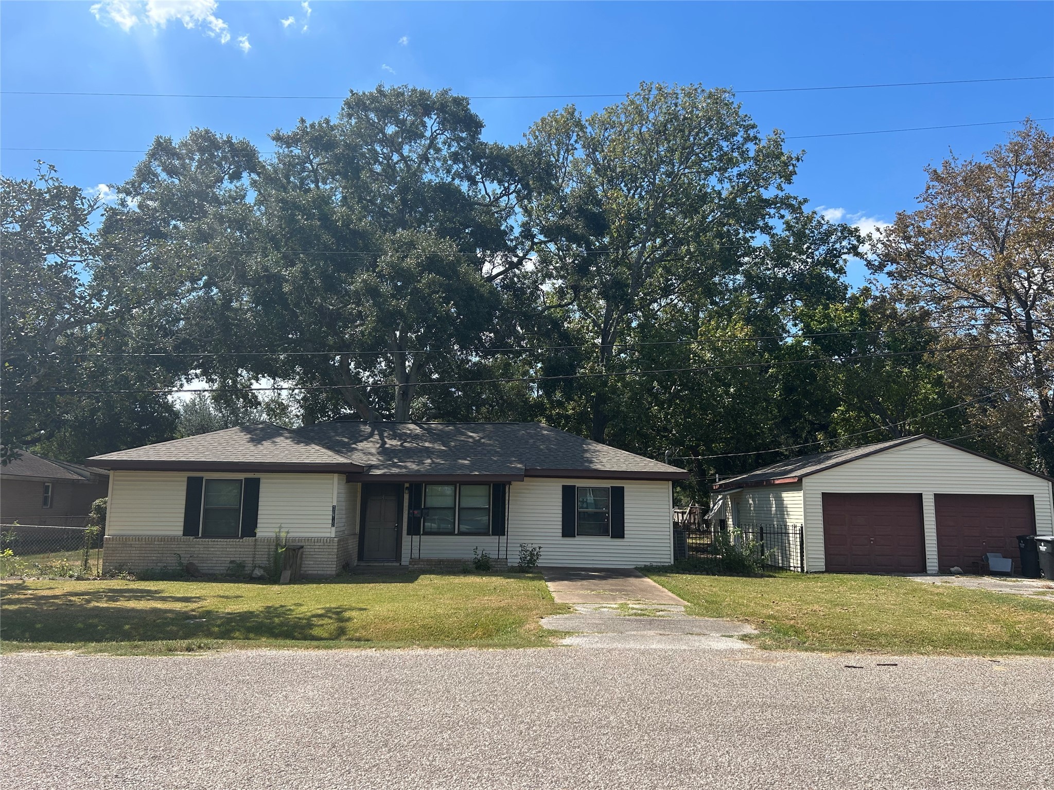 1012 S Lee Street Alvin TX 77511