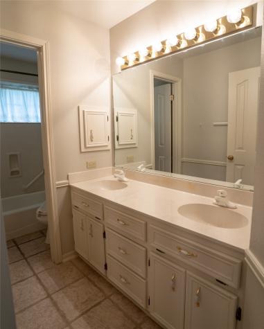 604 Texas Avenue Shiner TX 77984