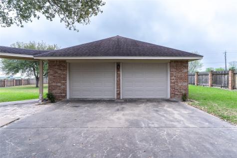 604 Texas Avenue Shiner TX 77984