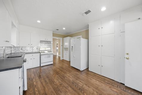 305 E Hilburn Street Bellville TX 77418