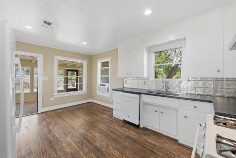 305 E Hilburn Street Bellville TX 77418
