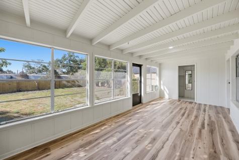 305 E Hilburn Street Bellville TX 77418