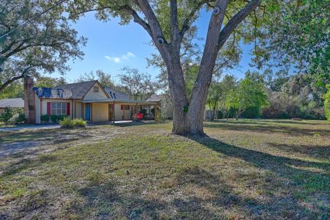 305 E Hilburn Street Bellville TX 77418