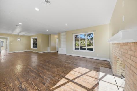 305 E Hilburn Street Bellville TX 77418