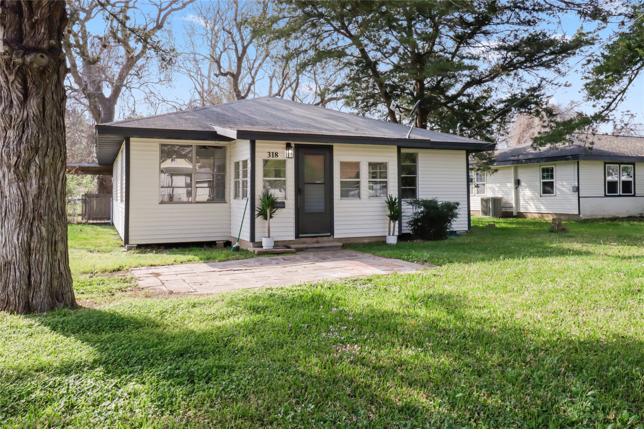 318 Aycock Street Clute TX 77531
