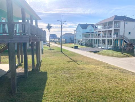 834 Eastview Crystal Beach TX 77650