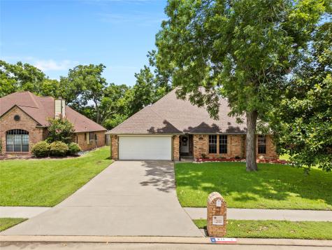 211 Balsam Street Lake Jackson TX 77566