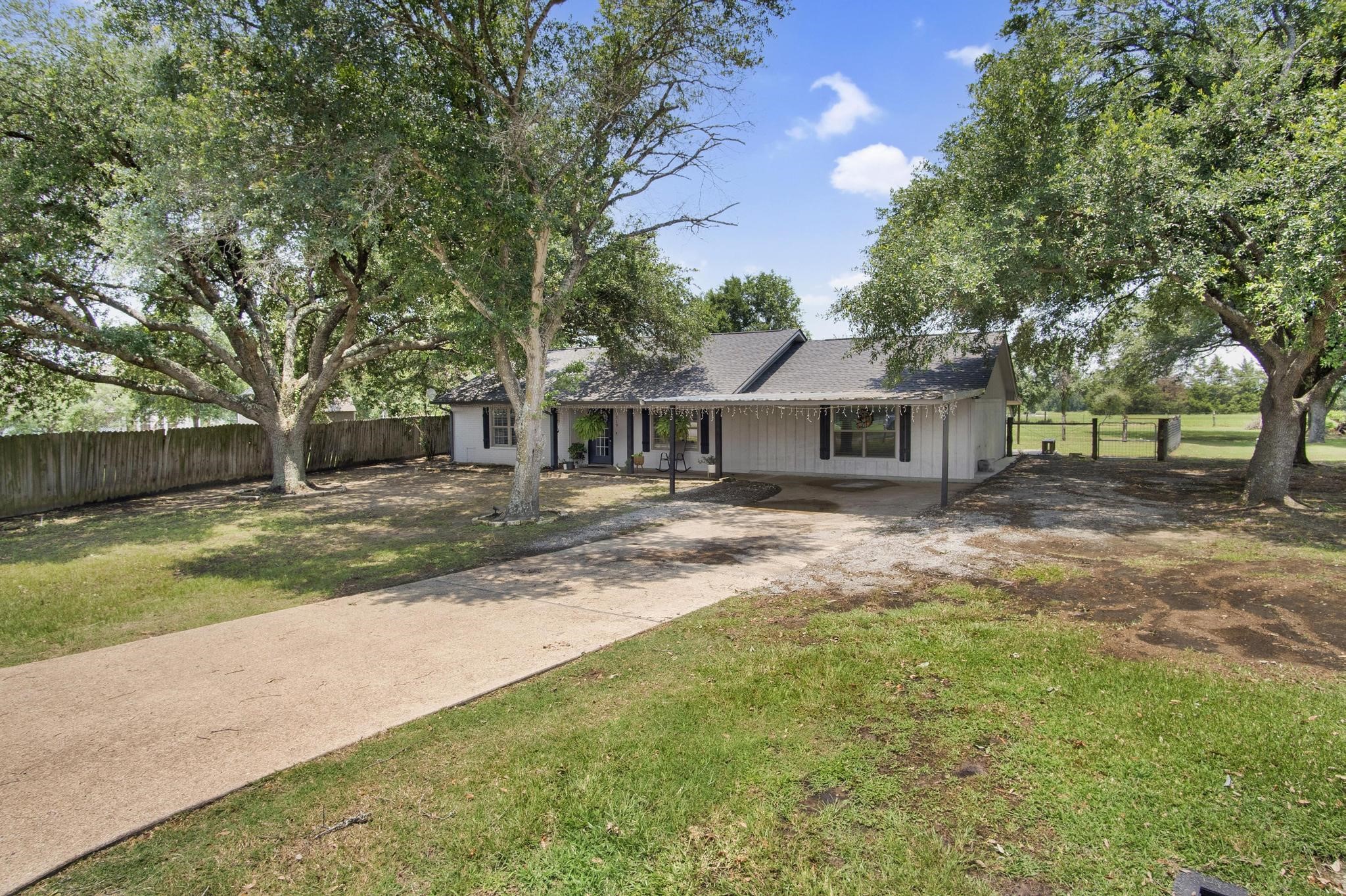 1319 N Tammye Lane Madisonville TX 77864