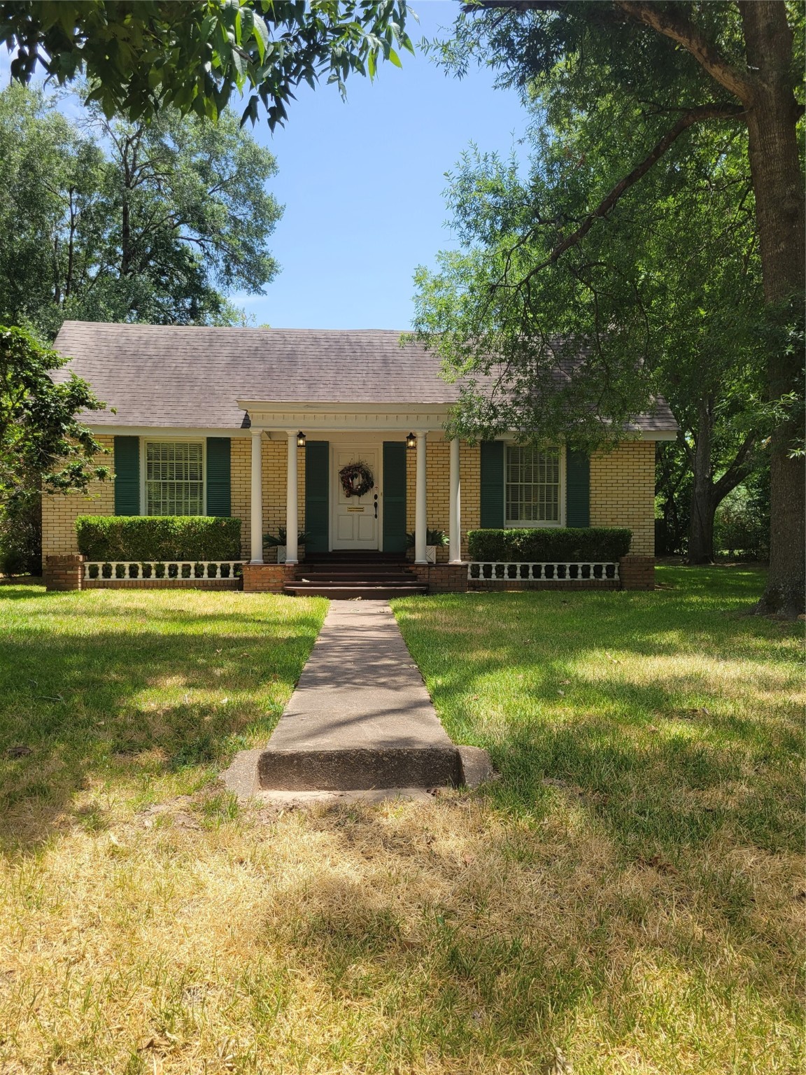 1207 E Houston Avenue Crockett TX 75835