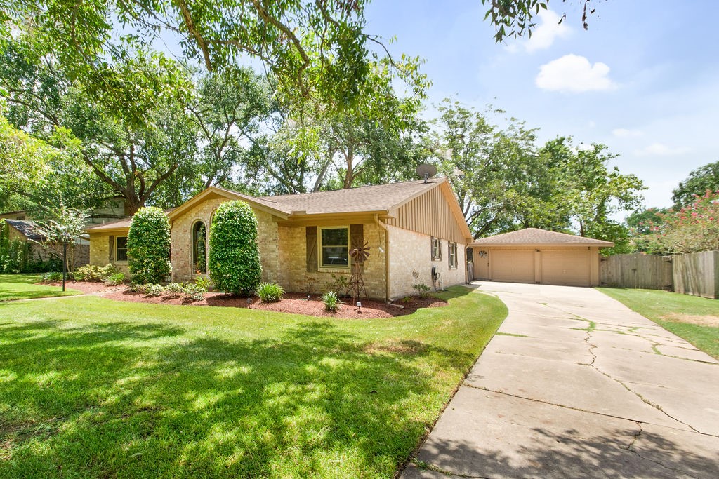 125 Hyacinth Street Lake Jackson TX 77566
