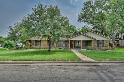 209 E Hacienda Street Bellville TX 77418