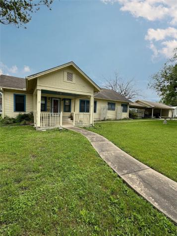 307 Fairwinds Street Hallettsville TX 77964