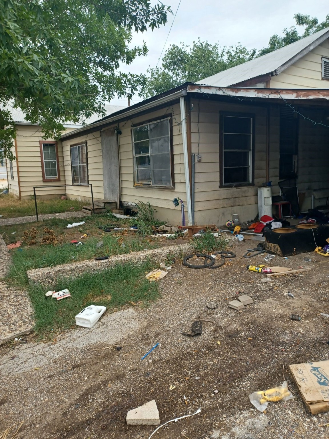 203 S Oak Avenue Nixon TX 78140