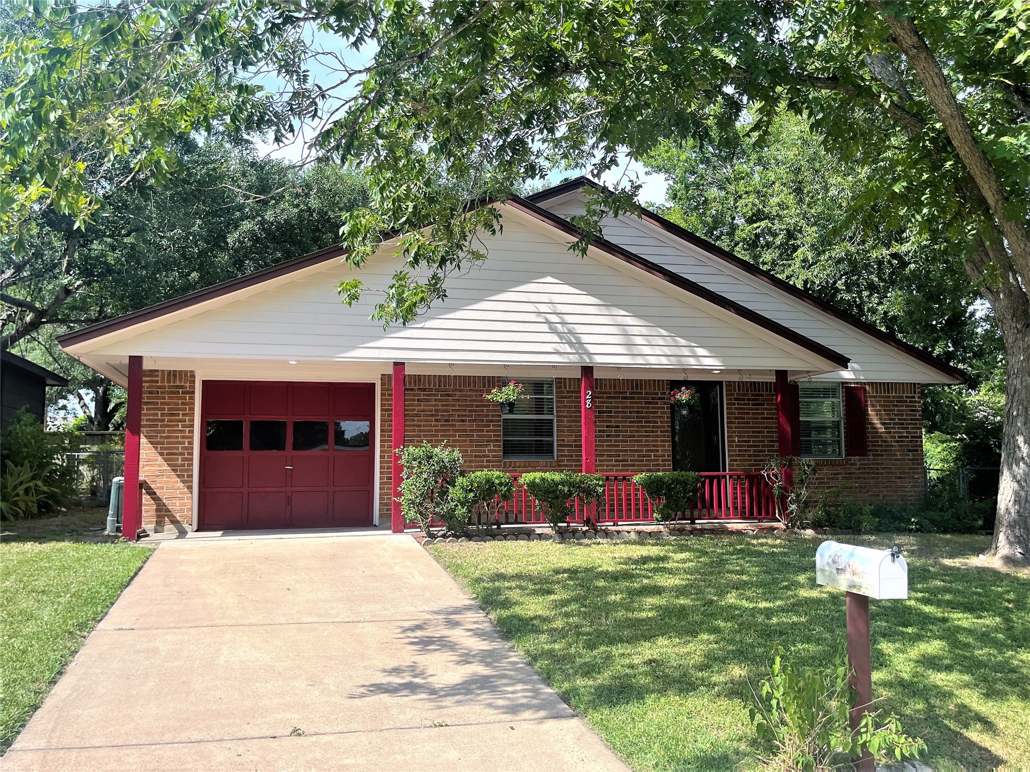 28 W Hilburn Street Bellville TX 77418