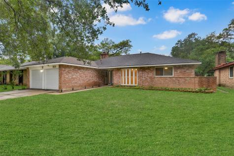 213 Dover Lane Friendswood TX 77546