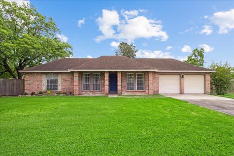 1118 W Castlewood Avenue Friendswood TX 77546