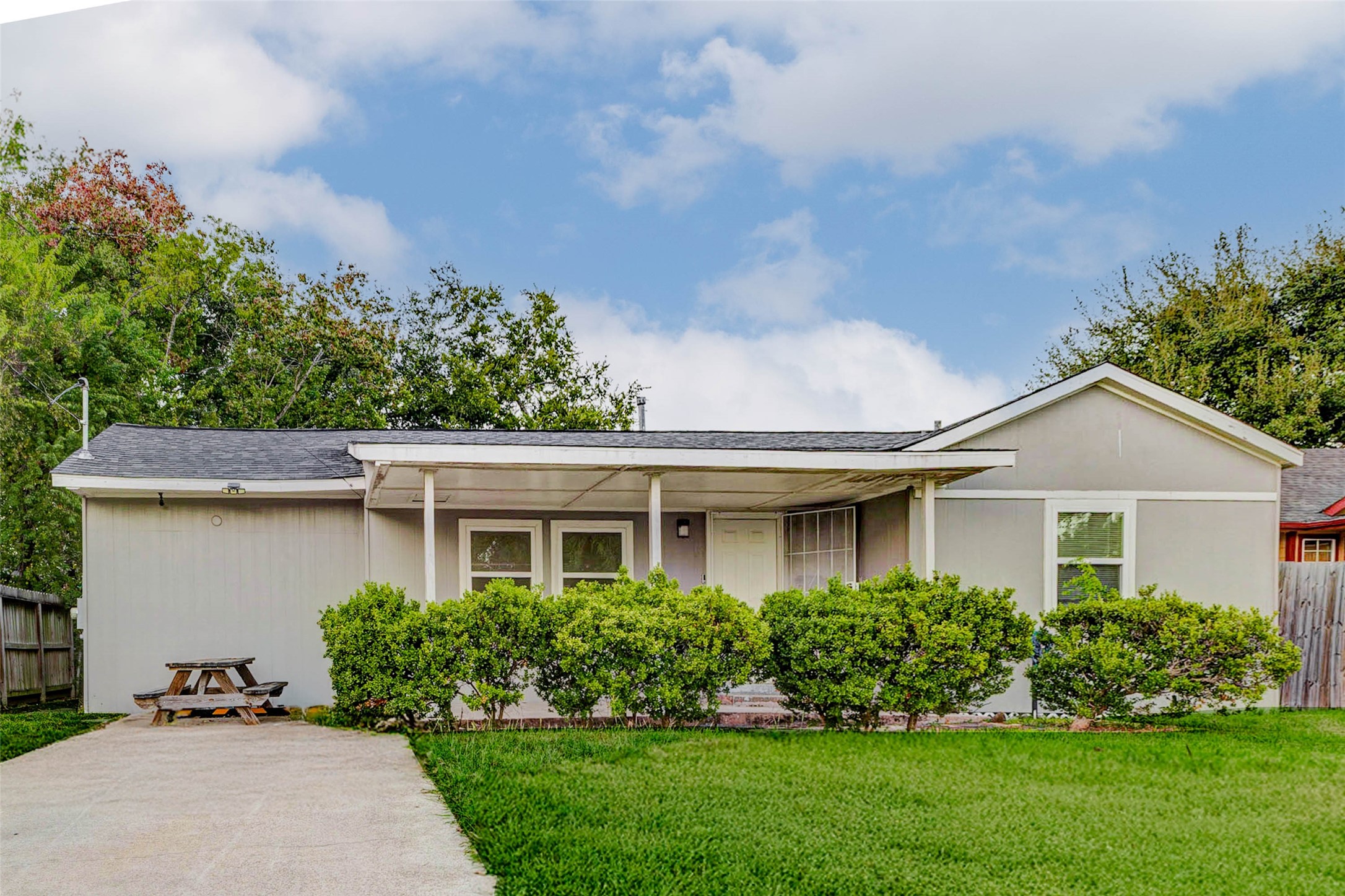 907 Whitaker Avenue Pasadena TX 77506