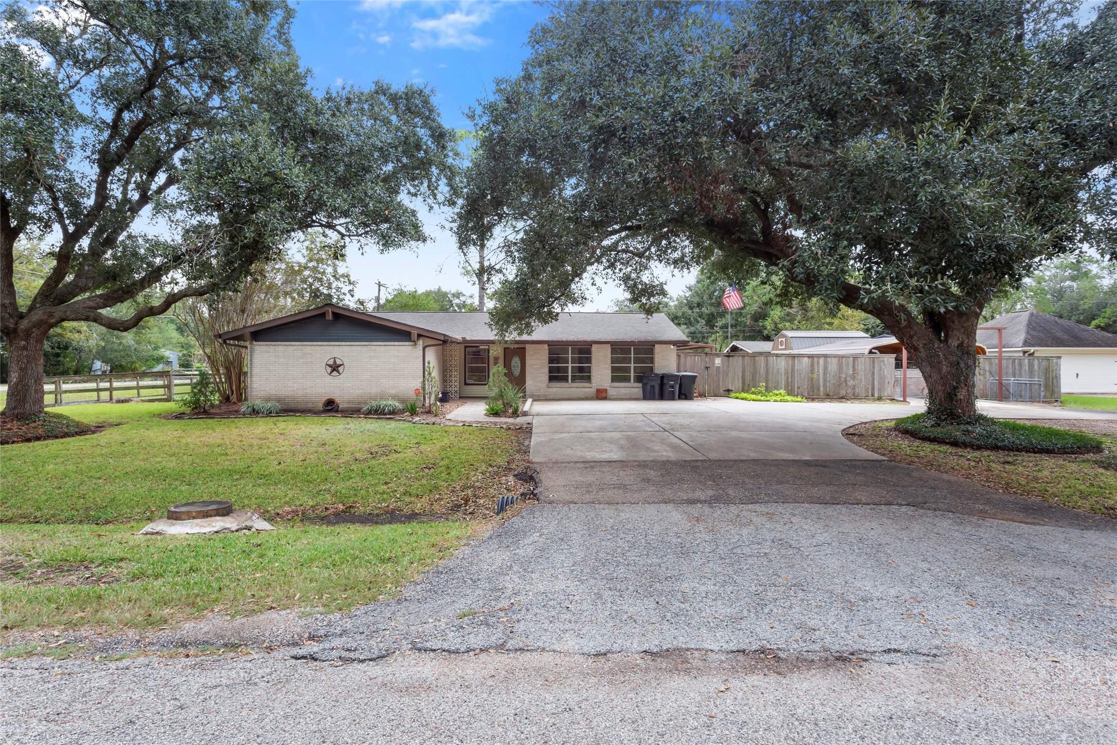 2233 W Coombs Street Alvin TX 77511