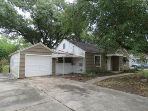 2740 Berry Avenue Groves TX 77619
