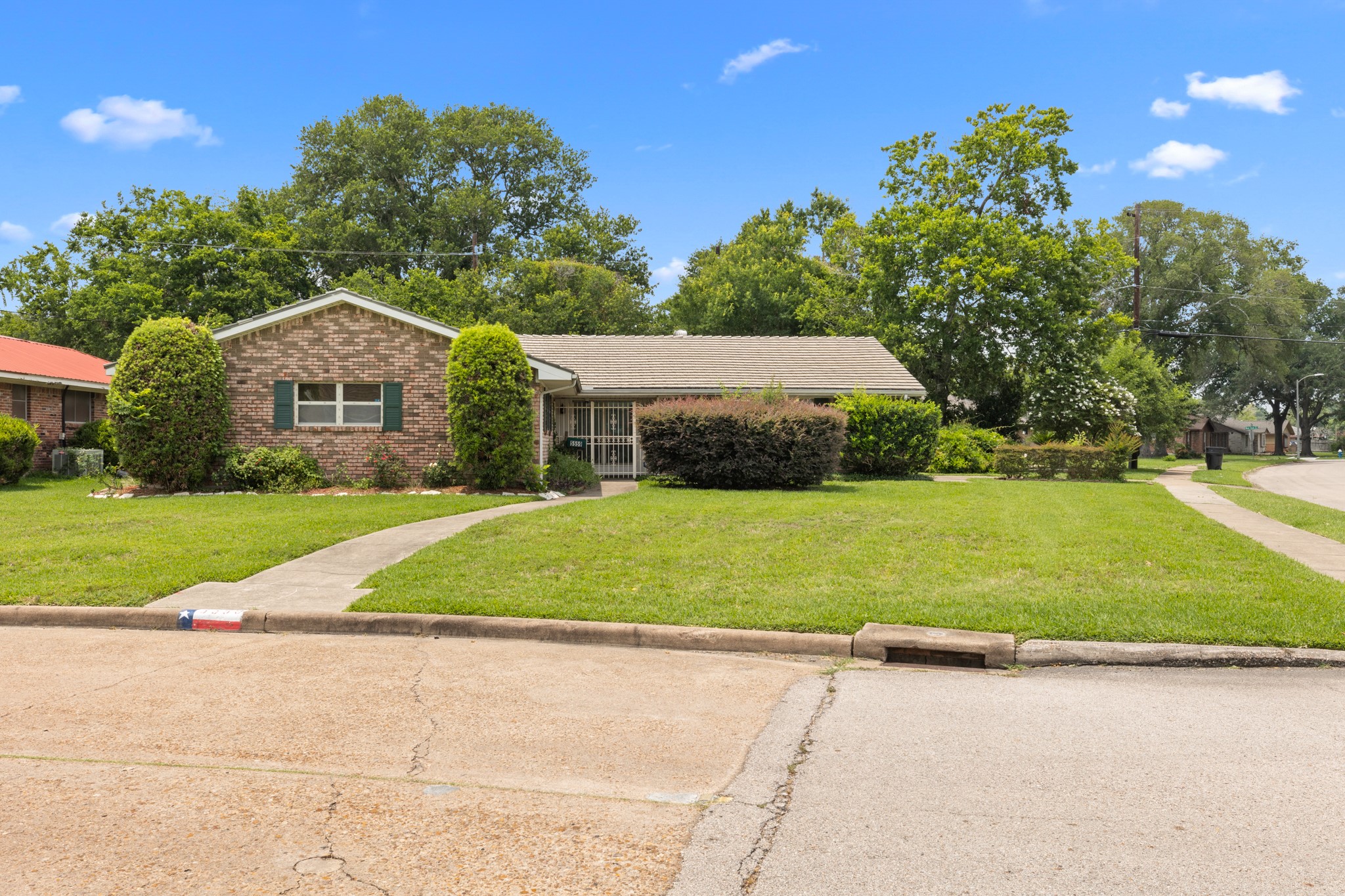 5559 Whispering Creek Way Houston TX 77017