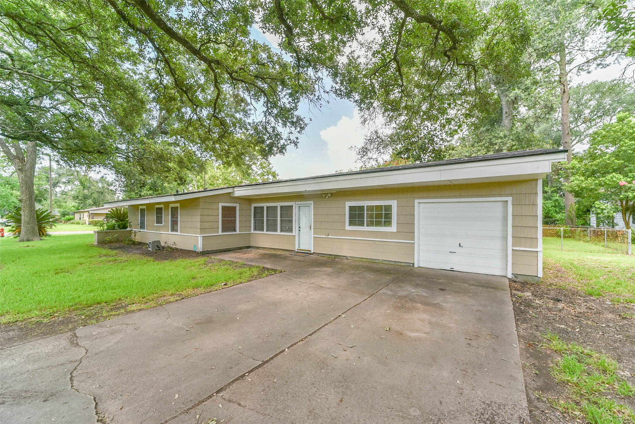 1002 W Snyder Street Alvin TX 77511