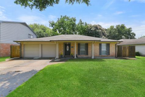 305 Stonehenge Lane Friendswood TX 77546