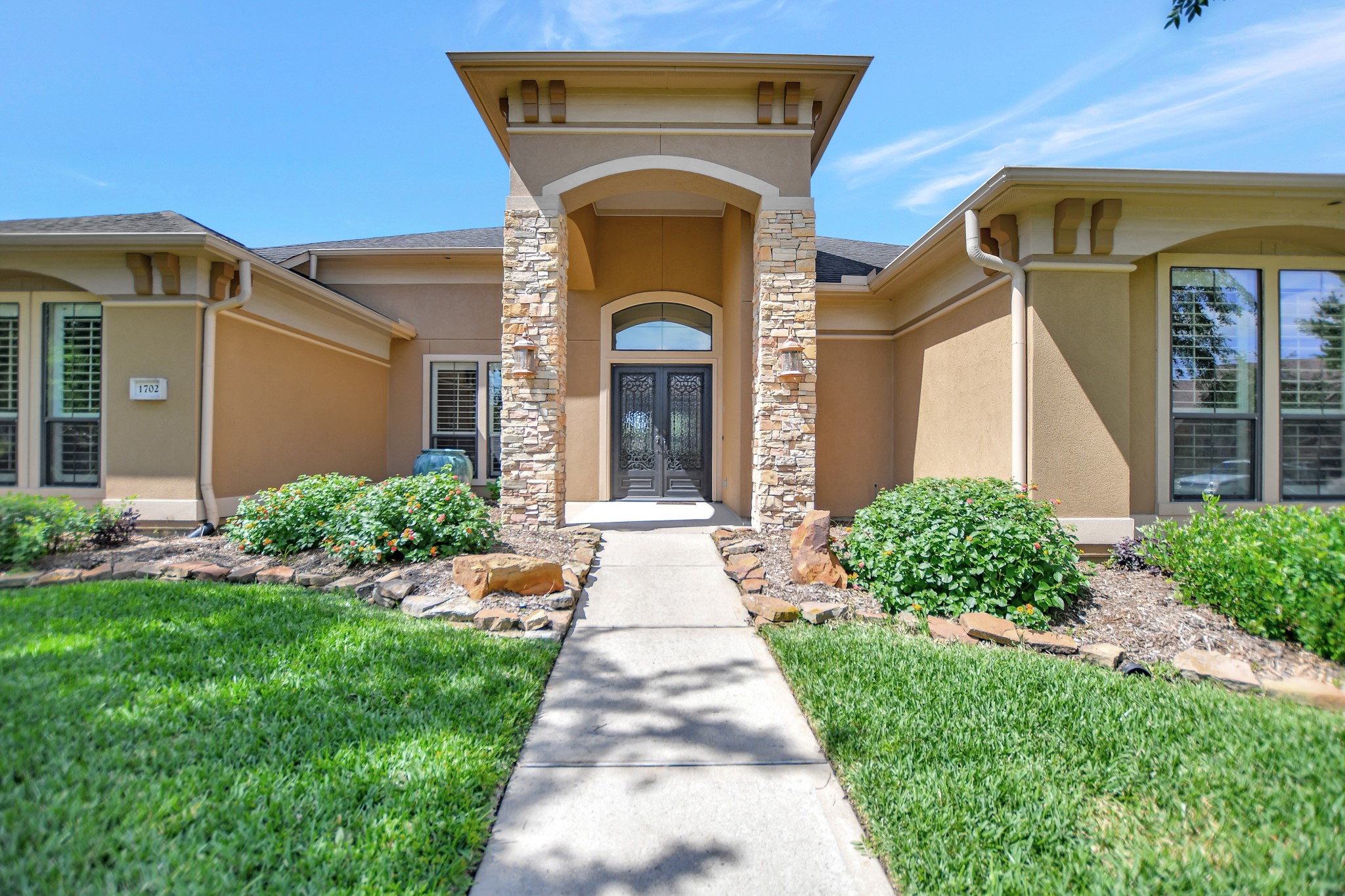 1702 Hunters Cove Friendswood TX 77546