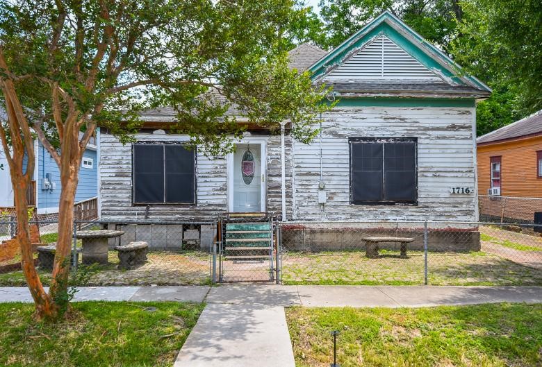 1716 Mckee Street Houston TX 77009
