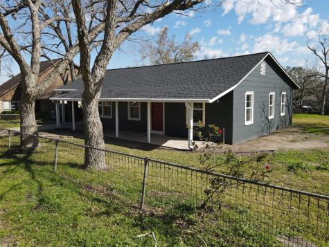 407 N Amthor Street Bellville TX 77418
