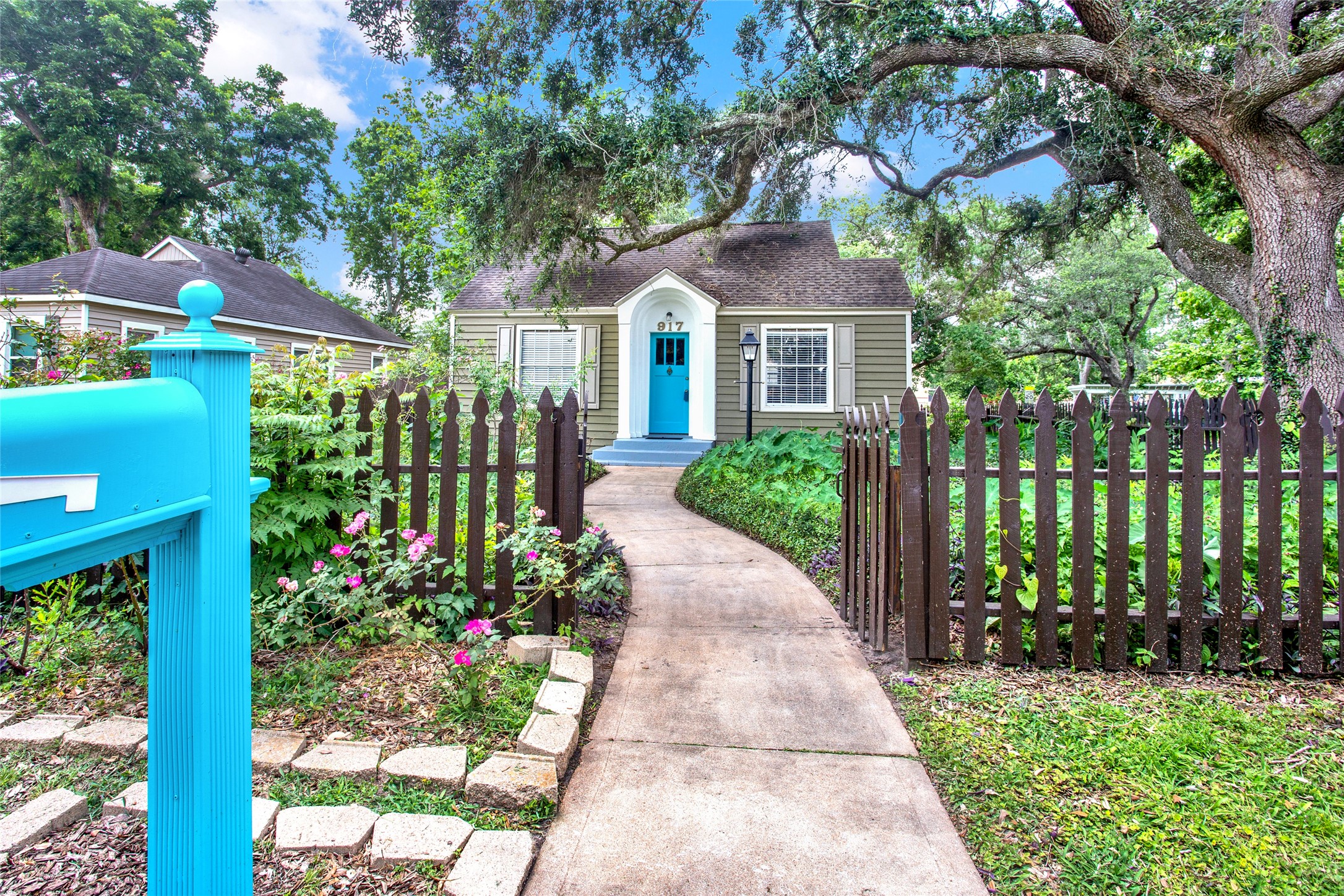 917 W Adoue Street Alvin TX 77511