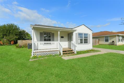 131 Huisache Street Lake Jackson TX 77566