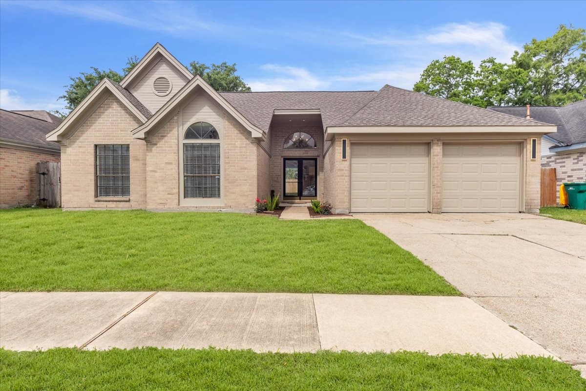 1042 Saint John Drive Pearland TX 77584