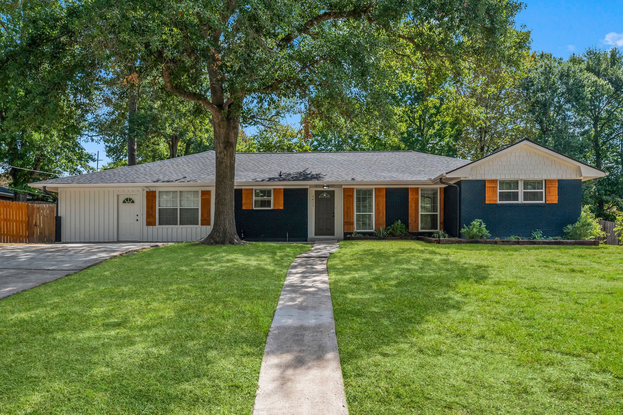 1611 Avenue Q Huntsville TX 77340