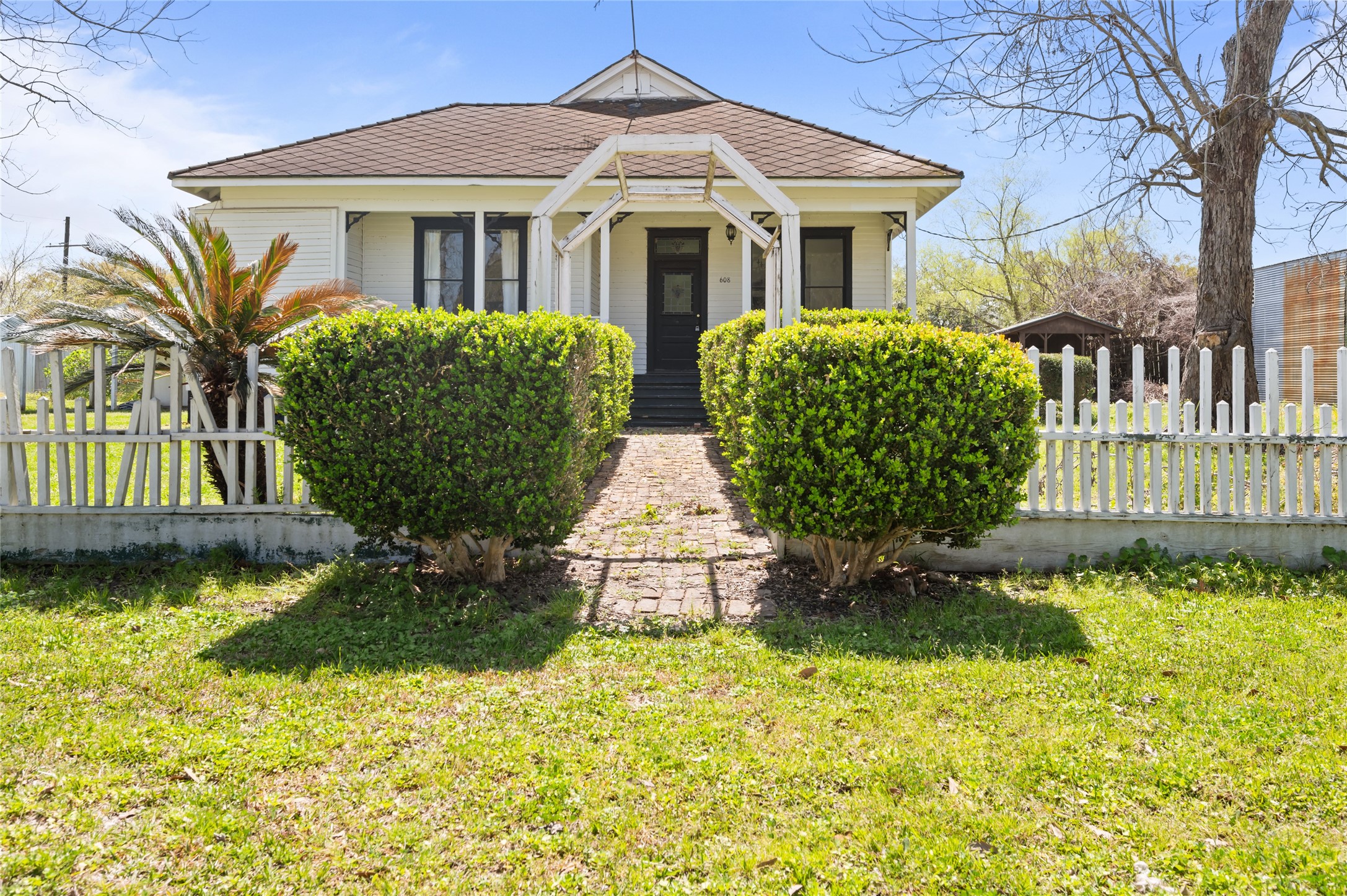 608 Miller Street Anahuac TX 77514