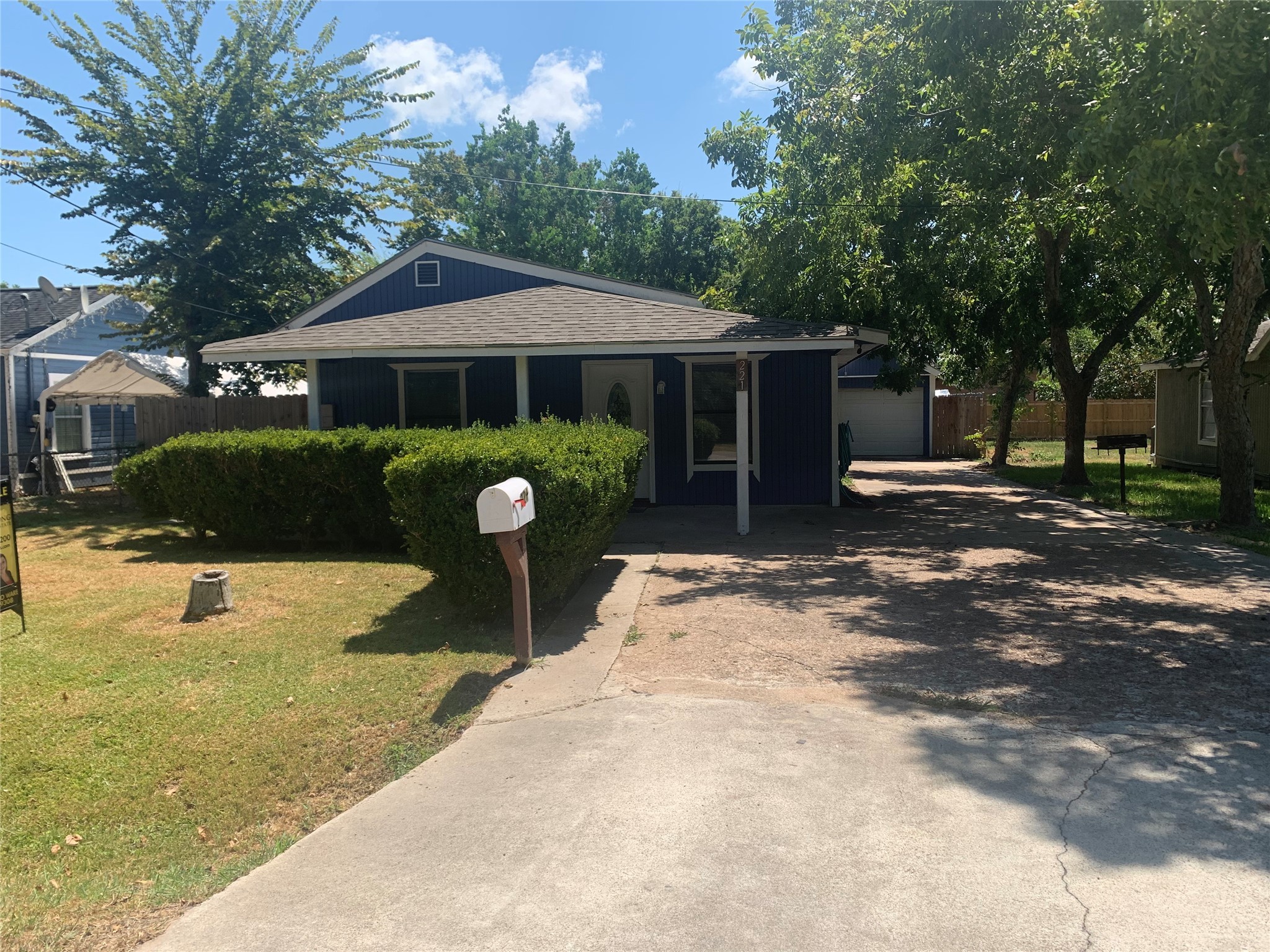 221 E Bernard Street Clute TX 77531