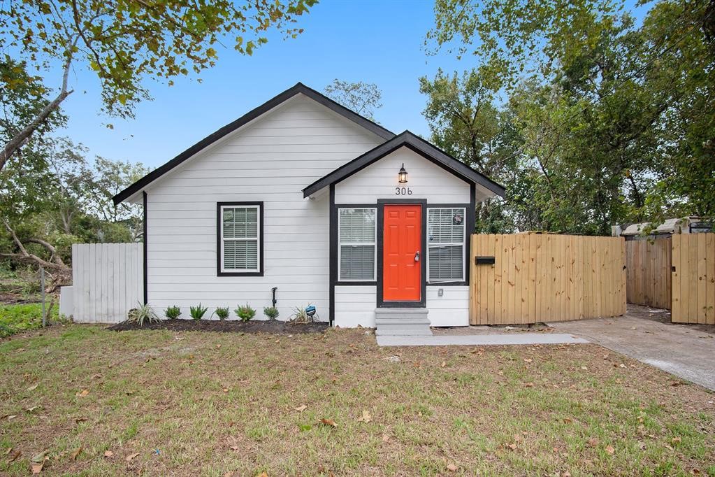306 Neyland Street Houston TX 77022