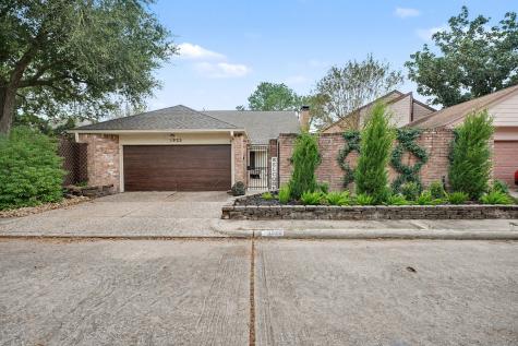 1922 Pepper Hill Way Houston TX 77058