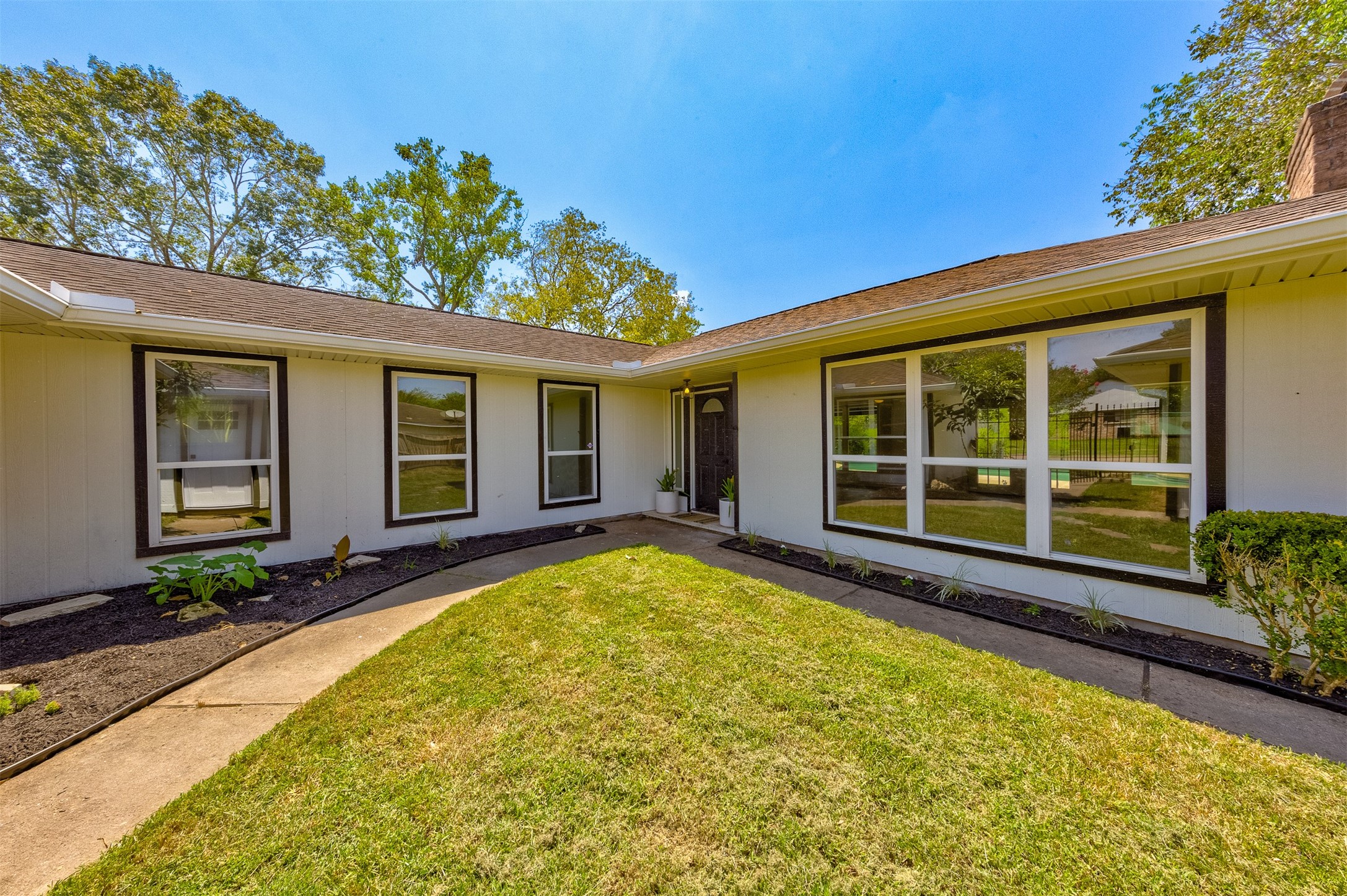 522 W Castle Harbour Drive Friendswood TX 77546